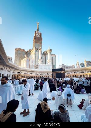 MAKKAH, SAUDI-ARABIEN – 18. Dezember 2025: Zahlreiche Pilger führen Tawaf rund um die Kaaba in Mekka auf. Stockfoto