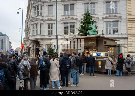 Wien, Österreich - 6. Dezember 2025: Menschenmenge am berühmten Bitzinger Wurststand im Albertinaplatz Wien, Viena Stockfoto