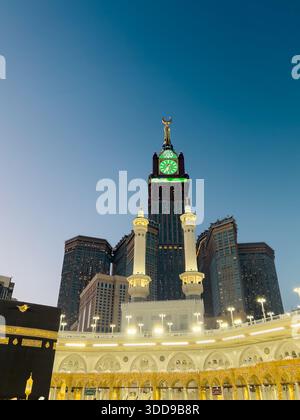 MAKKAH, SAUDI-ARABIEN – 18. Dezember 2025: Blick auf die heilige Kaaba in Masjid al-Haram in Mekka. Stockfoto
