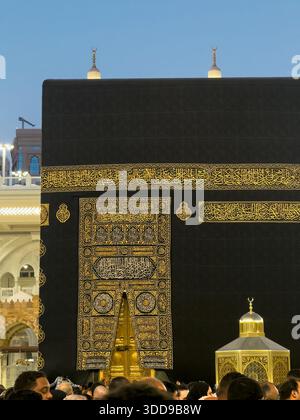 MAKKAH, SAUDI-ARABIEN – 18. Dezember 2025: Blick auf die heilige Kaaba in Masjid al-Haram in Mekka. Stockfoto