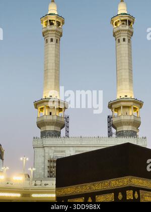 MAKKAH, SAUDI-ARABIEN – 18. Dezember 2025: Blick auf die heilige Kaaba in Masjid al-Haram in Mekka. Stockfoto