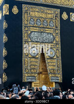 MAKKAH, SAUDI-ARABIEN – 18. Dezember 2025: Blick auf die heilige Kaaba in Masjid al-Haram in Mekka. Stockfoto