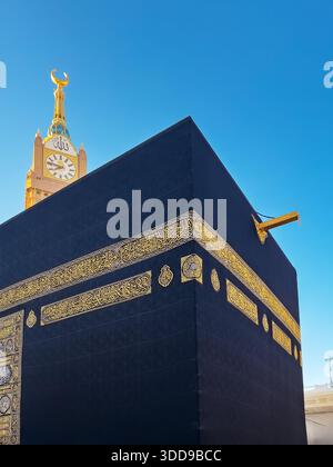 MAKKAH, SAUDI-ARABIEN – 18. Dezember 2025: Blick auf die heilige Kaaba in Masjid al-Haram in Mekka. Stockfoto