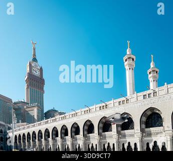 Makkah, Saudi-Arabien – 18. Dezember 2025: Muslimische Pilger, die Hajj und Umrah in Masjid al-Haram in Mekka beten. Stockfoto