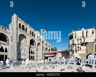 Makkah, Saudi-Arabien – 18. Dezember 2025: Muslimische Pilger, die Hajj und Umrah in Masjid al-Haram in Mekka beten. Stockfoto