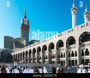 Makkah, Saudi-Arabien – 18. Dezember 2025: Muslimische Pilger, die Hajj und Umrah in Masjid al-Haram in Mekka beten. Stockfoto