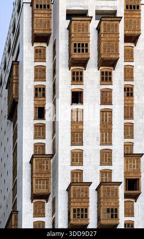 Mekka, Saudi-Arabien – 18. Dezember 2025: Außenansicht des Makkah Hotels in der Nähe des Eingangs von Masjid al-Haram in Mekka. Stockfoto