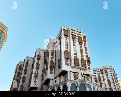 Mekka, Saudi-Arabien – 18. Dezember 2025: Außenansicht des Makkah Hotels in der Nähe des Eingangs von Masjid al-Haram in Mekka. Stockfoto