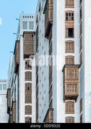 Mekka, Saudi-Arabien – 18. Dezember 2025: Außenansicht des Makkah Hotels in der Nähe des Eingangs von Masjid al-Haram in Mekka. Stockfoto