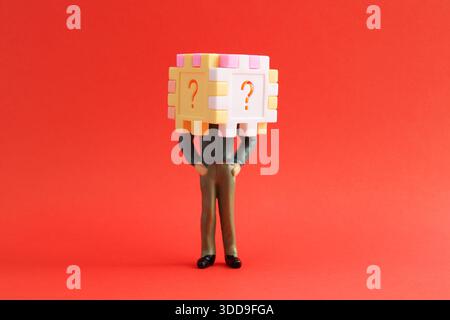 Würfel mit Fragezeichen auf dem Kopf einer Führungskraft Stockfoto