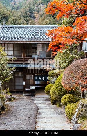 Außenansicht des Fujioto Ryokan im historischen Dorf Tsumago-juku aus der Edo-Zeit, Nagano, Japan Stockfoto