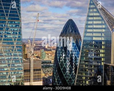 Das Panorama der Skyline von Gherkin und London. Luftaufnahme der Drohne auf den Panoramablick von London. Legendäre Skyline aus nächster Nähe mit Wolkenkratzern Stockfoto