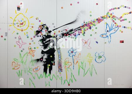 Telliskivi Kreativstadt in Tallinn, Estland, in einem ehemaligen Industriekomplex mit Galerien, Geschäften, Start-ups, Restaurants und Street Art. Stockfoto