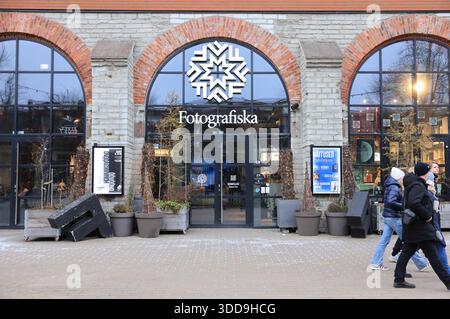 Telliskivi Kreativstadt in Tallinn, Estland, in einem ehemaligen Industriekomplex mit Galerien, Geschäften, Start-ups, Restaurants und Street Art. Stockfoto