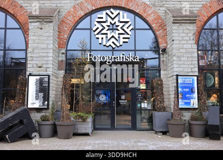 Telliskivi Kreativstadt in Tallinn, Estland, in einem ehemaligen Industriekomplex mit Galerien, Geschäften, Start-ups, Restaurants und Street Art. Stockfoto