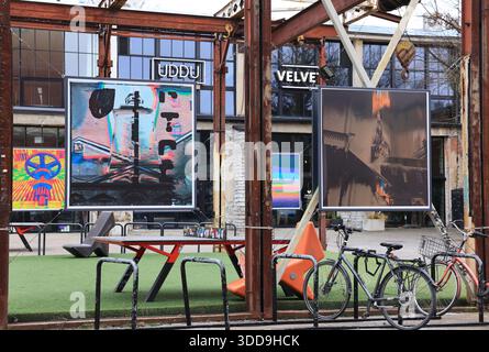 Telliskivi Kreativstadt in Tallinn, Estland, in einem ehemaligen Industriekomplex mit Galerien, Geschäften, Start-ups, Restaurants und Street Art. Stockfoto
