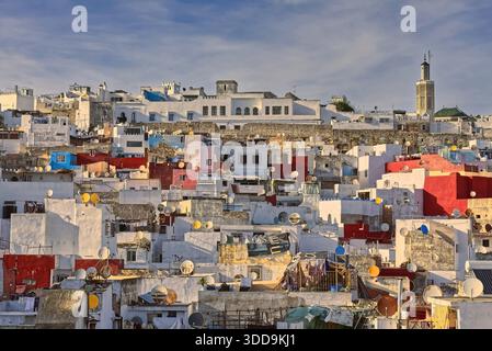 010 ein Schwarm von Satellitenschüsseln auf den Dächern der Medina südlich des Kasbah-Palastes und der Moschee, dessen achteckiges Minarett im rechten Hintergrund. Tanger-Marokko Stockfoto