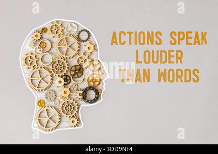 Das Symbol „Aktionen sprechen lautere Wörter“. Begriffe Taten sprechen lauter als Worte auf Holzblöcken. Wunderschöner blauer Hintergrund. Geschäftsmannshand. Busine Stockfoto