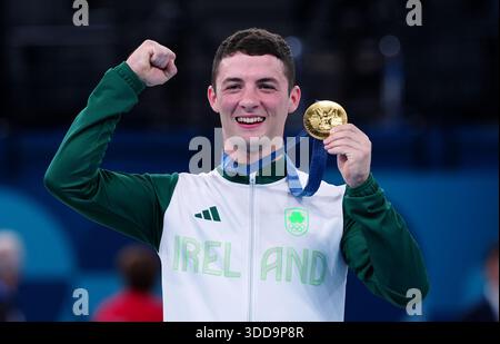 Aktenfoto vom 08/24 des irischen Rhys McClenaghan mit seiner Goldmedaille für das Männerpommel-Pferd-Finale während der Kunstturnen in der Bercy Arena am achten Tag der Olympischen Spiele 2024 in Frankreich. Rhys wurde zum Mitglied des Order of the British Empire (MBE) X in der New Year Honours-Liste für Turnen ernannt. Ausgabedatum: Montag, 29. Dezember 2025. Stockfoto