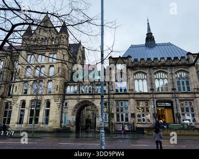 Manchester, Großbritannien - 06. Dezember 2025: Historische Manchester-Architektur im Stadtzentrum mit einem bogenförmigen Eingang und einer Steinfassade. Stockfoto