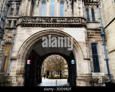 Manchester, Großbritannien - 06. Dezember 2025: Historischer Universitätsbogen in Manchester mit Sandsteinfassade und offenen Toren, einladender Blick auf den Innenhof. Stockfoto