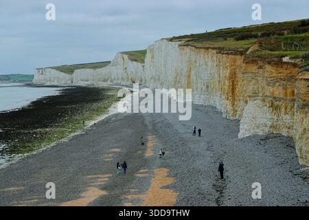 Touristen in den Seven Sisters, East Sussex in Großbritannien Stockfoto