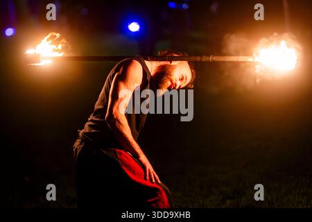 Edinburgh, Schottland. Montag, 29. Dezember 2025. Edinburgh’s Hogmanay präsentierte in Zusammenarbeit mit EventScotland die spektakuläre Fackelprozession, die die Stadt mit einem Feuerfluss erleuchtete, der von 15.000 Fackelträgern und Freunden aus der ganzen Welt geschaffen wurde. Es umfasste Wikinger aus Shetlands South Mainland bis Helly AA’ Jarl Squad, die von Feuertänzern, Straßentheater und Tausenden von Fackelträgern durch die schottische Hauptstadt begleitet wurden. Stockfoto