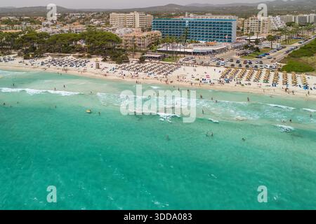 Aus der Vogelperspektive auf den Strand Platja de sa Coma auf Mallorca, Balearen, Spanien. Stockfoto
