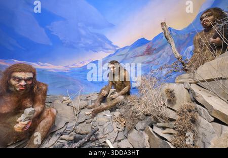 Steinzeit, Höhlenmenschen-Ära-Gruppe auf Felsen. Ein Diorama im Fergana Regional Museum of Local Lore. Im Fergana-Tal, Usbekistan. Stockfoto