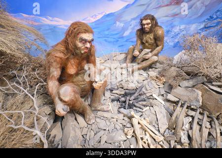 Steinzeit, Höhlenmenschen-Ära-Gruppe auf Felsen. Ein Diorama im Fergana Regional Museum of Local Lore. Im Fergana-Tal, Usbekistan. Stockfoto