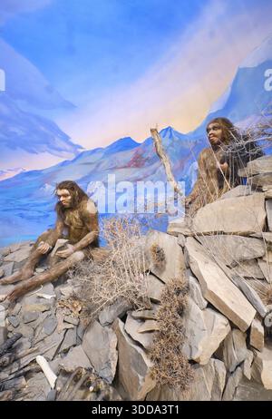 Steinzeit, Höhlenmenschen-Ära-Gruppe auf Felsen. Ein Diorama im Fergana Regional Museum of Local Lore. Im Fergana-Tal, Usbekistan. Stockfoto