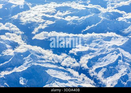 Aus der Vogelperspektive der schneebedeckten Bergkette in den Rockies in British Columbia, Kanada. Dramatische, schroffe Gipfel, die sich über Wolkenschichten erheben, Phänomene wissen es Stockfoto