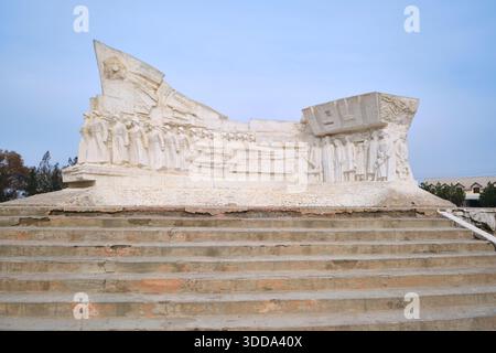 Überblick über die Skulptur. In der Sowjetzeit 1941 Denkmal des Großen Vaterländischen Krieges in der Nähe von Ferghana. Im Fergana-Tal, Usbekistan. Stockfoto
