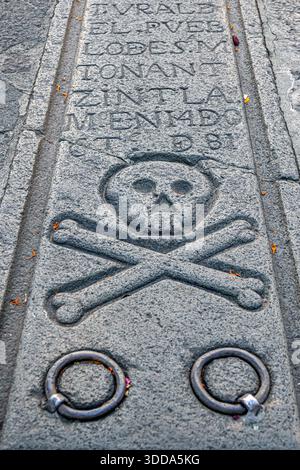 Puebla Mexico, San Andres Cholula, Templo de Santa Maria Tonantzintla, katholische Kirche Tempel Saint Mary, Steinschnitzerei Nahaufnahme, Schädel gekreuzte Knochen, Metallrinne Stockfoto