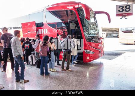 Puebla Mexico, CAPU Central de Autobus de Puebla Bushaltestelle, Erwachsene Erwachsene, hispanische Latino Mexikaner, Männer Frauen Passagiere, Reisende Pendler, Leute stehen Stockfoto