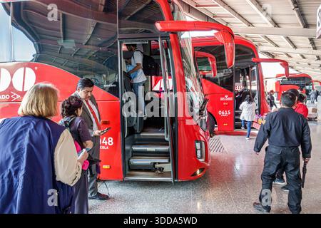 Puebla Mexico, CAPU Central de Autobus de Puebla Bushaltestelle, Erwachsene Erwachsene, hispanische Latino Mexikaner, Männer Frauen Passagiere, Leute in Bus, ADO Red Buse Stockfoto
