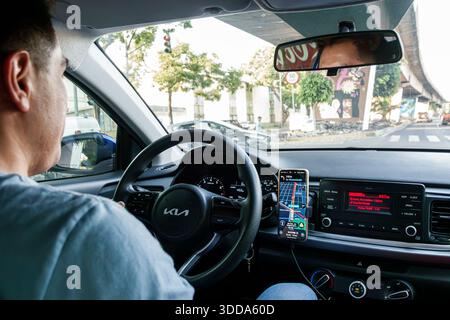 Mexiko-Stadt Mexiko, Innenraum des Autos, Erwachsener Mann männlicher Uber-Fahrer, Hispanic Latino mexikanisch, Fahrt Stadtverkehr, Stadtverkehr, Tageszeit, Lenkrad da Stockfoto