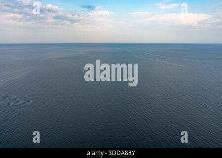 Horizont über dem weiten blauen Ozean mit klarem Himmel darüber. Freiwasser-Meereslandschaft für Reise- und Naturkonzept. Lauschiges Banner mit Meeresblick für den Sommer. Stockfoto