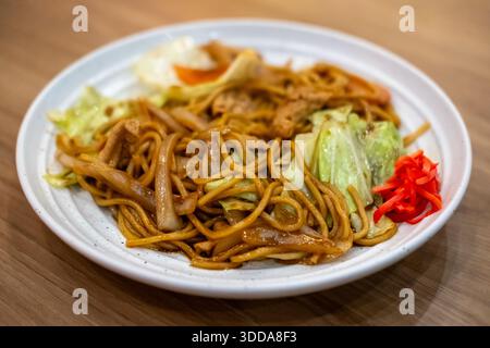 Yakisoba, ein japanisches Nudelgericht Stockfoto