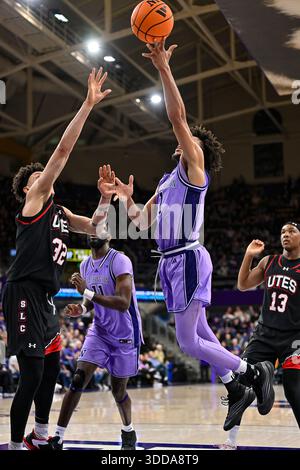 Seattle WA, USA. Dezember 2025. Washington Huskies Guard Desmond Claude (1) nimmt den Ball während des NCAA Basketballspiels zwischen den Utah Utes und Washington Huskies in Seattle WA an den Rand. Steve Faber/CSM/Alamy Live News Stockfoto