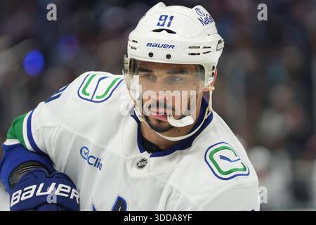Seattle, Usa. Dezember 2025. Vancouver Canucks Linksflügel Evander Kane (91) blickt während der zweiten Phase des NHL-Spiels gegen die Seattle Kraken in der Climate Pledge Arena in Seattle, Washington am 29. Dezember 2025 auf. (Foto Nate Koppelman/SIPA USA) Credit: SIPA USA/Alamy Live News Stockfoto