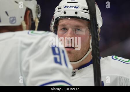 Seattle, Usa. Dezember 2025. Vancouver Canucks Rechtsflügel Brock Boeser (6) blickt auf die zweite Phase des NHL-Spiels gegen die Seattle Kraken in der Climate Pledge Arena in Seattle, Washington am 29. Dezember 2025. (Foto Nate Koppelman/SIPA USA) Credit: SIPA USA/Alamy Live News Stockfoto