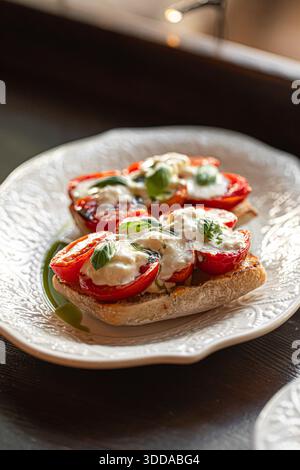 Bruschetta mit Tomaten Mozzarella und frischem Basilikum Stockfoto
