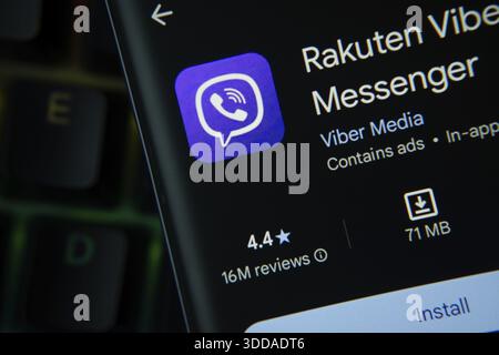 Dhaka, Bangladesch, 27. Juli 2025: Die Rakuten Viber App von Google Playstore wird auf einem Smartphone-Bildschirm angezeigt Stockfoto
