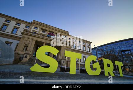 Buchstaben, Schrift, gelb, STGRT für Stuttgart, hinter Stadtpalais im Wilhelmspalais, Stuttgart, Baden-Württemberg, Deutschland Stockfoto