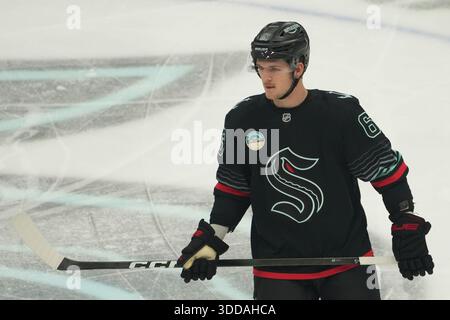 Seattle, Usa. Dezember 2025. Der rechte Flügel von Seattle Kraken Jacob Melanson (63) blickt am 29. Dezember 2025 vor einem NHL-Spiel gegen die Vancouver Canucks in der Climate Pledge Arena in Seattle, Washington, an. (Foto Nate Koppelman/SIPA USA) Credit: SIPA USA/Alamy Live News Stockfoto