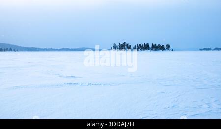 Gefrorene Winterlandschaft des Inari-Sees in Finnland Stockfoto