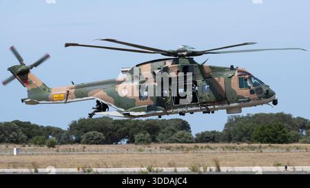 Beja, Portugal - 18. Juni 23: Militärhubschrauber im Flug mit Tarnfarbe, über dem Boden schwebend Stockfoto