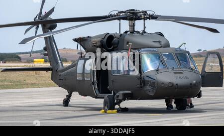 Beja, Portugal - 18. Juni 23: Militärhubschrauber auf dem Asphalt mit offener Tür, präsentiert sein Design und seine Merkmale Stockfoto