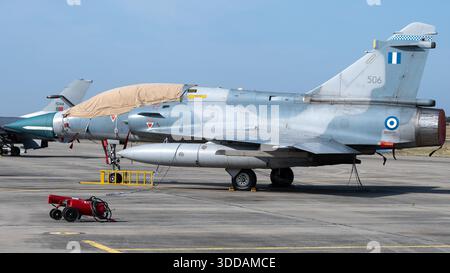 Beja, Portugal - 18. Juni 23: Militärjet parkt auf einem Flugplatz mit Schutzabdeckungen. Stockfoto